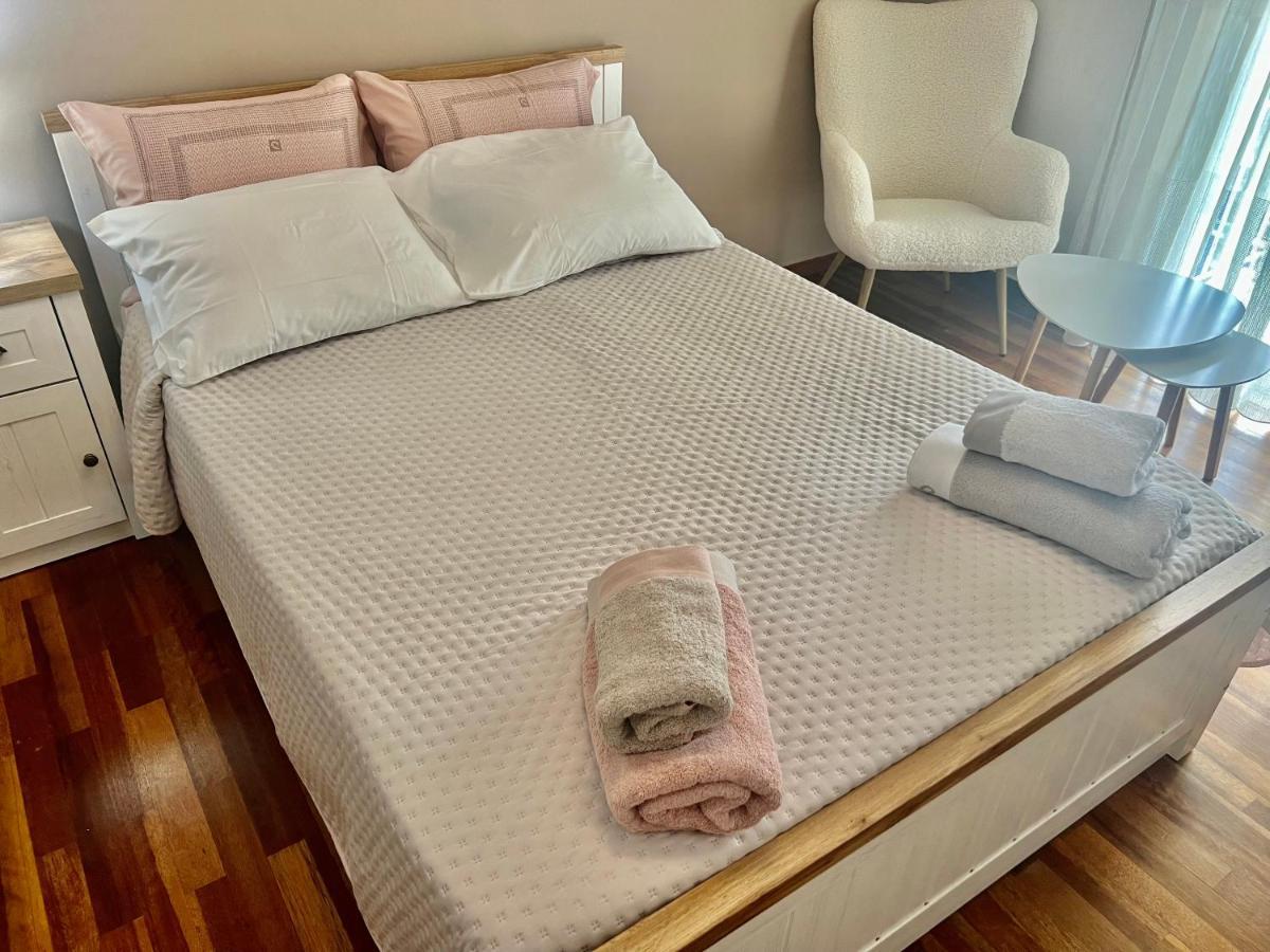 Elegant Downtown Retreat Appartement Kalamáta Buitenkant foto